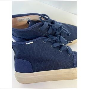TOMS tennis shoes lace up ankle size 5 youth navy color